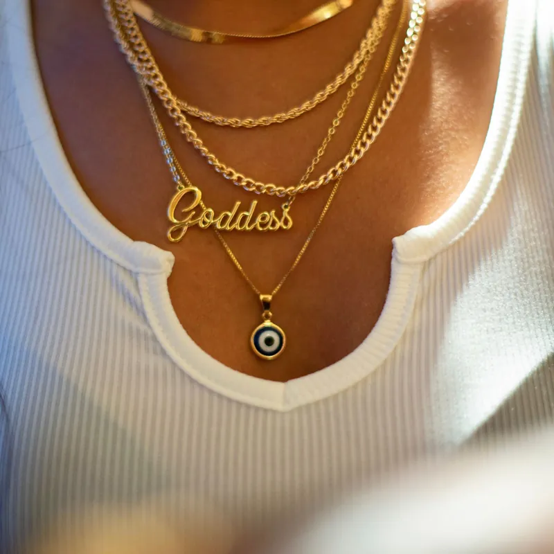 Collares de oro en capas con dije de nombre