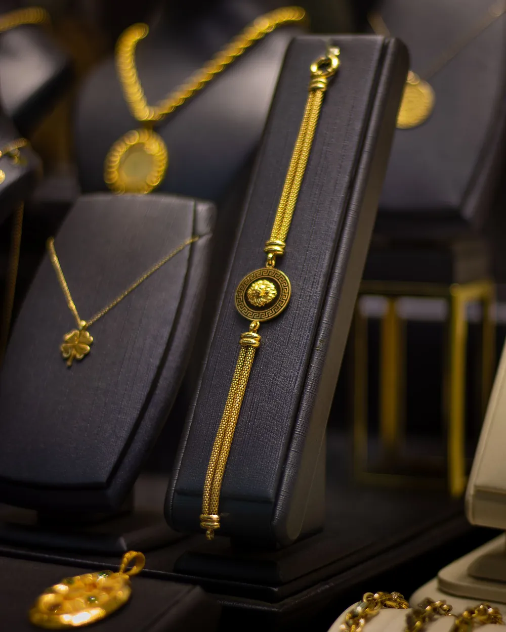 Vitrina de la joyería con collares y pulseras de oro